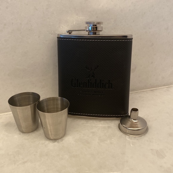 Glenfiddich Flask 7oz - Stainless Steel Funnel and 2 Shot Glasses in a Box - Picture 2 of 6